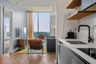 Modern 1BR Condo on Rainey St with Pool and Views - Austin - 4
