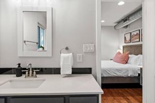 Mid-century home in Zilker with a backyard - Austin - 8