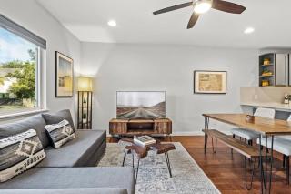 Mid-century home in Zilker with a backyard - Austin - 5