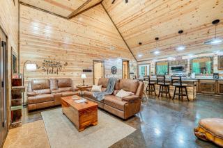 Near Choctaw Casino Broken Bow Cabin with Hot Tub! - Broken Bow - 7