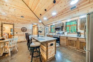 Near Choctaw Casino Broken Bow Cabin with Hot Tub! - Broken Bow - 2
