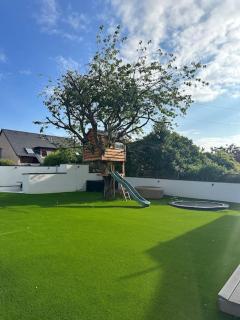 Beautiful family home with golf - 9