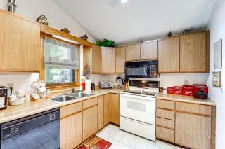 On-Site Lake and Pool Access Cabin in Newland! - Newland - 4