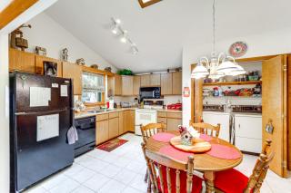 On-Site Lake and Pool Access Cabin in Newland! - Newland - 3