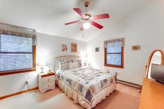 On-Site Lake and Pool Access Cabin in Newland! - Newland - 2
