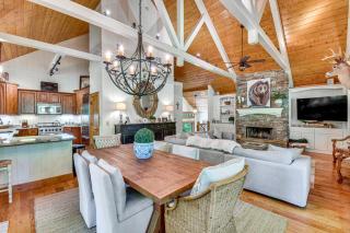 Luxe Trillium Home with Fire Pit, 5 Mi to Cashiers - Cullowhee - 8