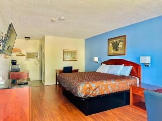 Hampton Motor Inn - 1