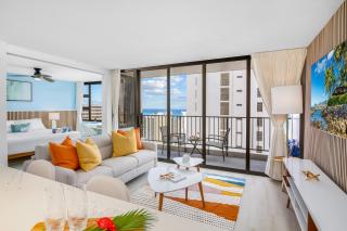 Chic and Upscale Waikiki Beach Ocean View with Parking - Honolulu - 3
