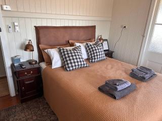 Inglewood Hotel - - 4