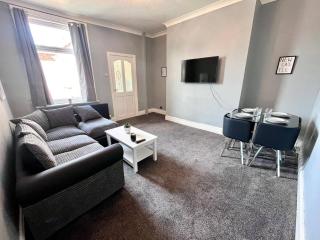Great 3 Bdrm House Near City - South Shields - 0