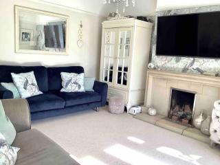 Goodwood FOS 5 Minutes Chichester Sleeps 8 - 1