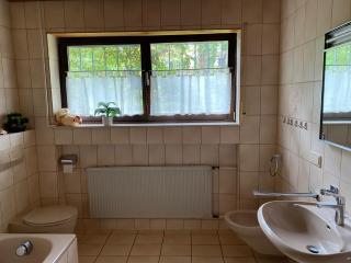 großes Gästezimmer mit Bad - 8