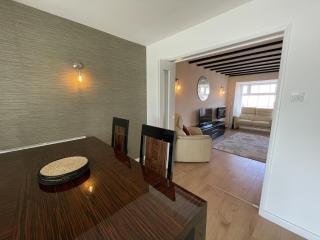 Fabulous Family Home in Lovely Little Stoke - 5