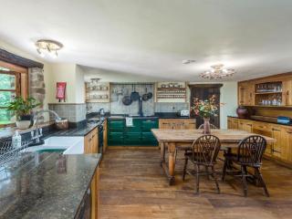 Hay Meadow Farm, Cosy Thatched Holiday Cottage - 7