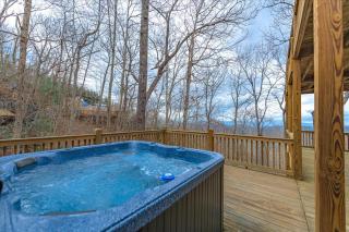 A Bears Lair - Scenic Views, Hot Tub, Cozy Fireplace in the Prestigious Mountain High Community near Blue Ridge - Mineral Bluff, - Mineral Bluff - 9