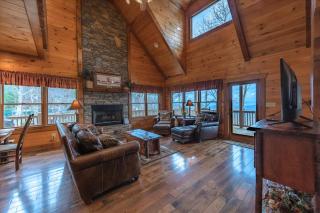 A Bears Lair - Scenic Views, Hot Tub, Cozy Fireplace in the Prestigious Mountain High Community near Blue Ridge - Mineral Bluff, - Mineral Bluff - 4