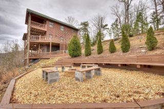 Amazing View - Hot Tub, Game Room, Fire Pit, and Stunning Mountain Views near Blue Ridge - Mineral Bluff, GA - Mineral Bluff - 7