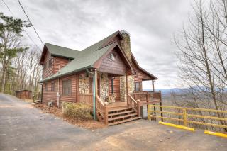 Amazing View - Hot Tub, Game Room, Fire Pit, and Stunning Mountain Views near Blue Ridge - Mineral Bluff, GA - Mineral Bluff - 3