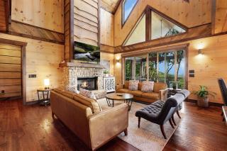 All Decked Out - Blue Ridge Heights - Luxury, Pet-friendly, Hot Tub, Spacious Deck, Mountain Views, 5 minutes to Downtown - Blue - 2