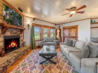 Blue Ridge Cottage - Downtown Blue Ridge Cottage Rental - Game Room, Pet-Friendly, Walk to Dining and Shopping - Blue Ridge - 0