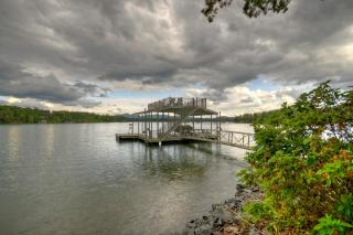 Blue Ridge Lake Retreat - Lakefront Luxury Home - Private Dock, Hot Tub, Sundeck, Private Boat Launch, Near Downtown - Blue Ridg - Blue Ridge - 8