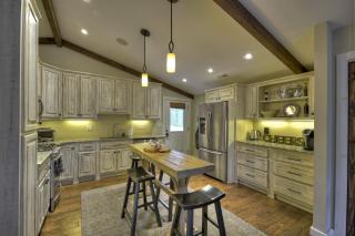 Main Street Cottage - Downtown Blue Ridge - Experience Downtown Living, Cozy King Bed, Full Kitchen, Comfortable Living Room - Blue Ridge - 4