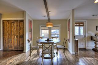 Main Street Cottage - Downtown Blue Ridge - Experience Downtown Living, Cozy King Bed, Full Kitchen, Comfortable Living Room - Blue Ridge - 2