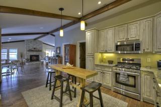 Main Street Cottage - Downtown Blue Ridge - Experience Downtown Living, Cozy King Bed, Full Kitchen, Comfortable Living Room - Blue Ridge - 3