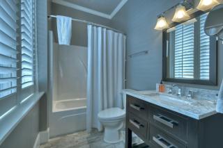 Main & Main - Downtown Blue Ridge, GA - Luxurious Downtown Retreat, Gas Log Fireplace, King Master Suite - Blue Ridge, GA - Blue Ridge - 2