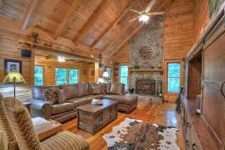 Falling Leaf - Mountain Views, Hot Tub, Game Room, Pet Friendly - Blue Ridge, GA - 1