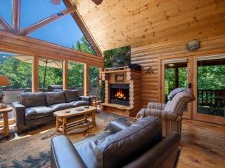 Hillside Hideaway - Secluded Mountain Cabin Rental - Peaceful Forest Views, Hot Tub, Outdoor Fire Pit, Pet Friendly, Billiards T - Mineral Bluff - 5