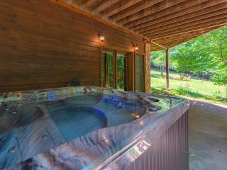 Hillside Hideaway - Secluded Mountain Cabin Rental - Peaceful Forest Views, Hot Tub, Outdoor Fire Pit, Pet Friendly, Billiards T - Mineral Bluff - 9