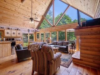 Hillside Hideaway - Secluded Mountain Cabin Rental - Peaceful Forest Views, Hot Tub, Outdoor Fire Pit, Pet Friendly, Billiards T - Mineral Bluff - 4
