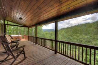 Ole Bear Paw Cabin - Cherry Log GA - Cozy Retreat, Stunning Views, Hot Tub, Outdoor Fire Pit, Porch Swing - 9