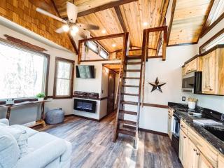 Misty Mountain Treehouse - Luxurious Mountain Views, Hot Tub, Pet Friendly, Porch Swing - Morganton, GA - Morganton - 8