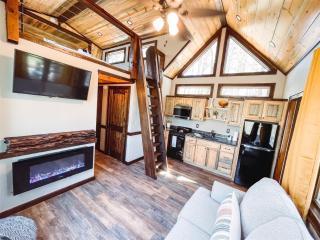 Misty Mountain Treehouse - Luxurious Mountain Views, Hot Tub, Pet Friendly, Porch Swing - Morganton, GA - Morganton - 7
