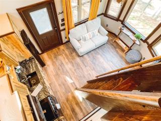 Misty Mountain Treehouse - Luxurious Mountain Views, Hot Tub, Pet Friendly, Porch Swing - Morganton, GA - 3