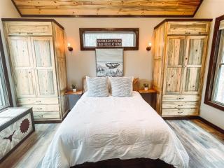 Misty Mountain Treehouse - Luxurious Mountain Views, Hot Tub, Pet Friendly, Porch Swing - Morganton, GA - 2