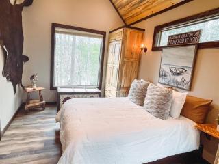 Misty Mountain Treehouse - Luxurious Mountain Views, Hot Tub, Pet Friendly, Porch Swing - Morganton, GA - Morganton - 1