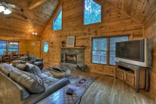 Hogback Haven - Arcade Games, Hot Tub, Fire Pit, Cozy Amenities, Rocking Bench, Private Wooded View - Blue Ridge, GA - Blue Ridge - 6