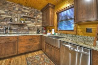 Hogback Haven - Arcade Games, Hot Tub, Fire Pit, Cozy Amenities, Rocking Bench, Private Wooded View - Blue Ridge, GA - Blue Ridge - 1