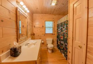 Morning Breeze - Pet Friendly with Mountain Views- Game Room, Hot Tub, Fireplace, Porch Swing - Blue Ridge - 4