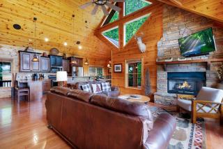 Moonlight Lodge - Mountain View Cabin Close To Downtown - Gorgeous Views, Hot Tub, Billiards Table, Foosball Table, Outdoor Fire - Blue Ridge - 2