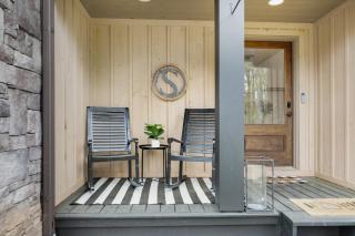 Scenic Ridge - Minutes to Downtown Blue Ridge - Pet Friendly, Hot Tub, Modern Amenities, Ping Pong Table, Fire Pit, Fenced In Ya - 5