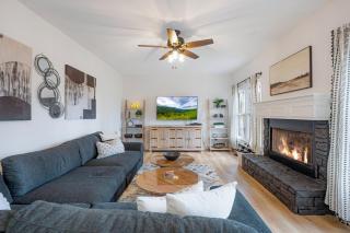 Scenic Ridge - Minutes to Downtown Blue Ridge - Pet Friendly, Hot Tub, Modern Amenities, Ping Pong Table, Fire Pit, Fenced In Ya - 3