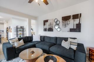 Scenic Ridge - Minutes to Downtown Blue Ridge - Pet Friendly, Hot Tub, Modern Amenities, Ping Pong Table, Fire Pit, Fenced In Ya - 2