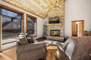 The Peaceful Meadow Cabin - Nature Views, Hot Tub, Fire Pit, Gas Fire Table, Cornhole, Privacy - Morganton, GA - 3