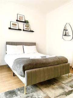Entire 3 Bedroom Home With Garden In London - Edmonton - 9