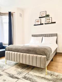 Entire 3 Bedroom Home With Garden In London - Edmonton - 0