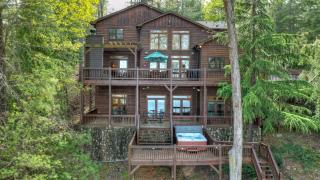 When in Rome - Luxury Lakeside Blue Ridge Cabin - Spacious Lakeside Luxury, Hot Tub, Game Room, Lake Dock, Steps To Lake Blue Ri - Blue Ridge - 5